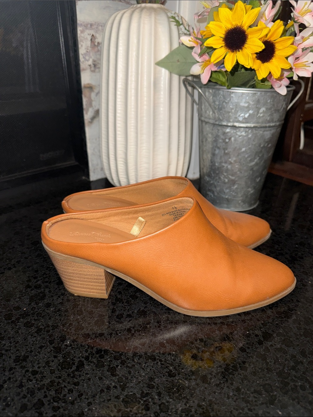 Universal Thread Women's Tan Slip-On Block Heel Mules